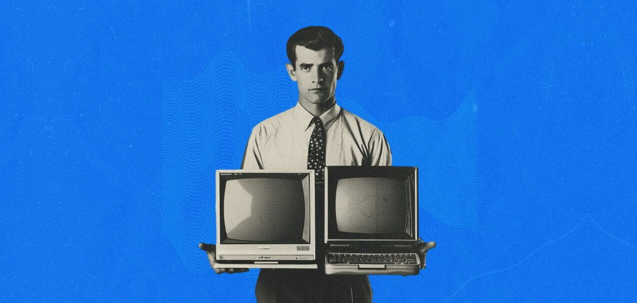 Collage rétro : un homme tenant un téléviseur vintage et un ordinateur portable, illustrant le choix entre un SaaS en marque blanche et un développement sur mesure