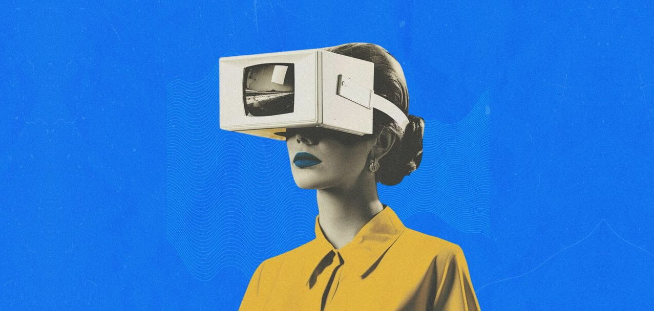 Collage rétro : une femme portant un casque de réalité virtuelle en carton, illustrant ce qu'est un logiciel SaaS en marque blanche
