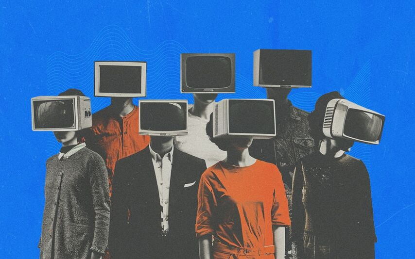 Collage rétro : un groupe de personnes dont les têtes sont des téléviseurs, illustrant la recherche de logiciels SaaS en marque blanche