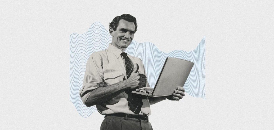 Collage rétro : un homme souriant tenant un ordinateur portable, illustrant le fonctionnement du white label SaaS